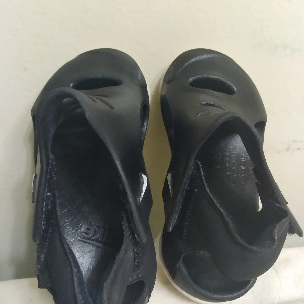 KIDS Nike Black Sandals Cutout Design Size 0, 5 Inches Inside FIRST TIME WALKING